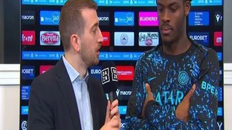 《曼联传奇再现！B费风头盖过坎通纳，球队DNA闪耀全场》